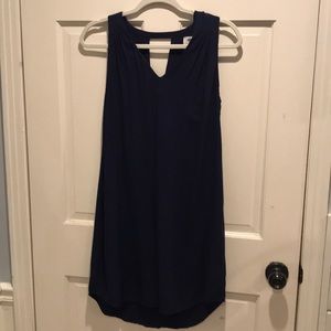V-neck sleeveless dress